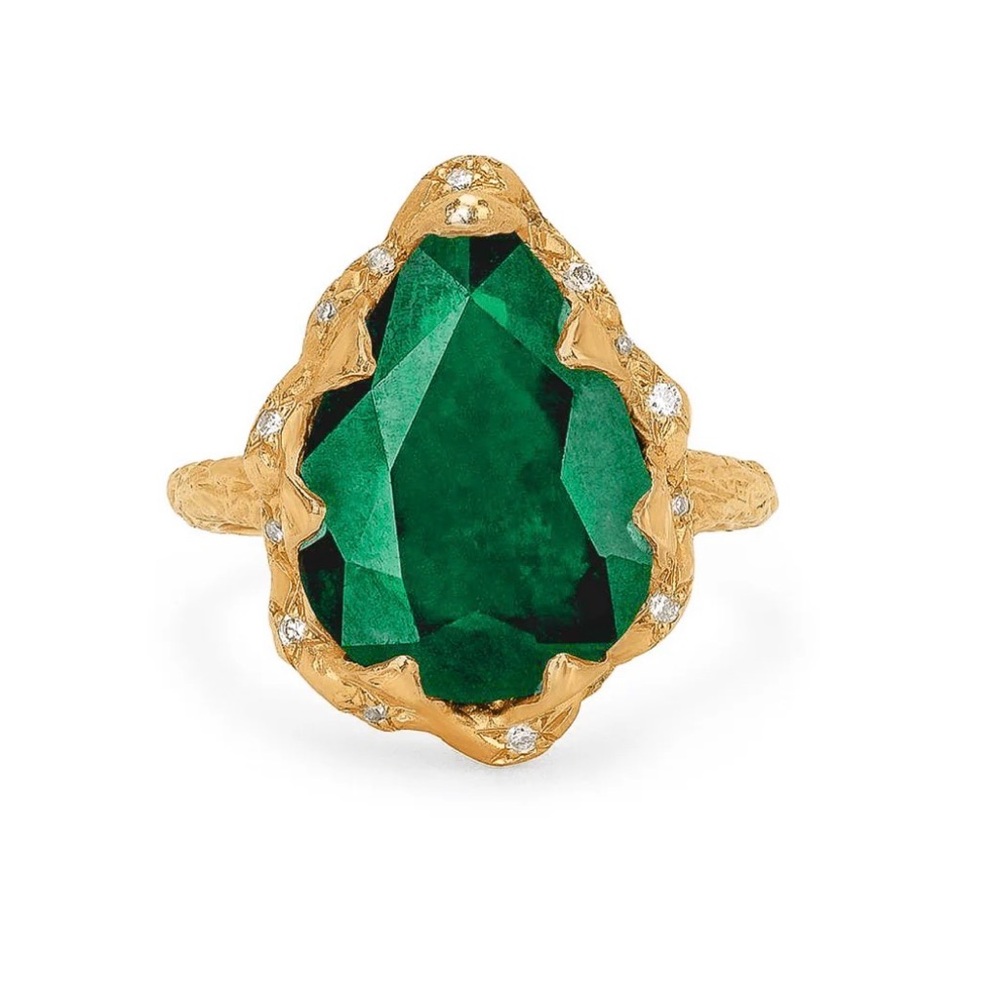 Queen Emerald with sprinkled diamonds